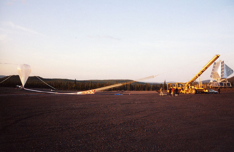 File:BLAST on flightline balloon filling kiruna 2005.jpeg