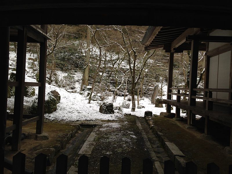 File:Back garden of Komyoji Temple beneath a corridor in a snowy day.JPG