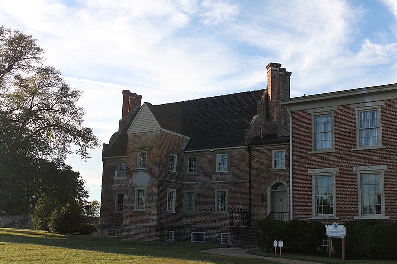 File:Bacon's Castle, perspective showing chimneys. 2014.JPG