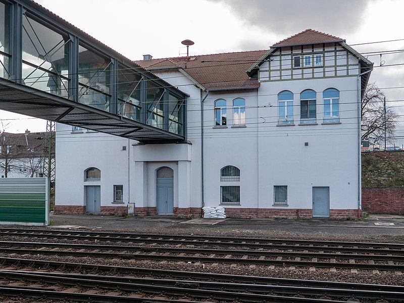 File:Bahnhof, Bischofsheim (P1070819).jpg