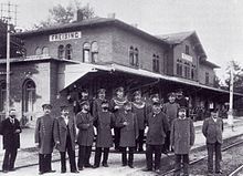 Freising Train Station with railway staff, ca. 1900 Bahnhof Freising um 1900.jpg