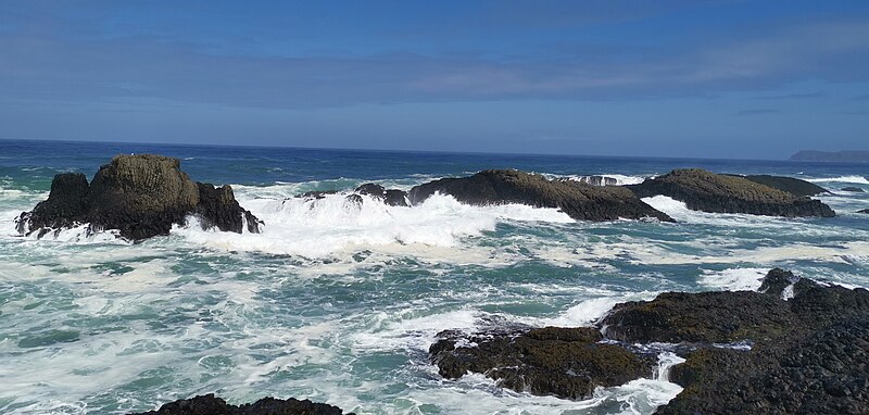 File:Ballintoy harbor 2023-05-25 24.jpg