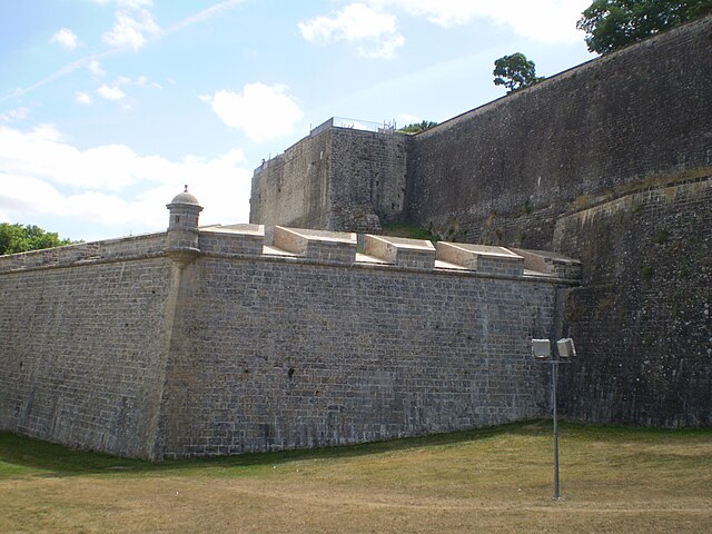 The defenses of Pamplona, the object of French advances, remained in Spanish control during the war.