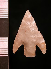 Early Bronze Age barbed and tanged arrowhead, St. Mellion Barbed and tanged arrowhead (dorsal) (FindID 394356).jpg