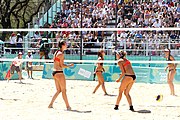 Deutsch: Beachvolleyball bei den Olympischen Jugendspielen 2018; Tag 9, 15. Oktober 2018; Mädchen, Viertelfinale: USA-Spanien 2–1 (21–19/17–21/15–9) English: Beach volleyball at the 2018 Summer Youth Olympics at 15 October 2018 – Girls Quarterfinals: USA-Spain 2–1 (21–19/17–21/15–9)