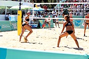 Deutsch: Beachvolleyball bei den Olympischen Jugendspielen 2018; Tag 9, 15. Oktober 2018; Mädchen, Viertelfinale: USA-Spanien 2–1 (21–19/17–21/15–9) English: Beach volleyball at the 2018 Summer Youth Olympics at 15 October 2018 – Girls Quarterfinals: USA-Spain 2–1 (21–19/17–21/15–9)