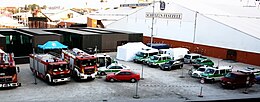 Patio de la administración, vemos camiones de bomberos, carros de policía.