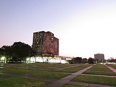 Biblioteca central de la UNAM al amanecer 14.jpg