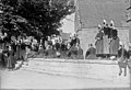 Bigoudènes regardant passer le défilé de la Fête des Cormorans le 7 août 1921