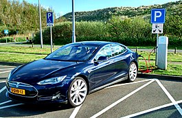 Kék Tesla Model S Zoutelande dűnék Holland.jpg