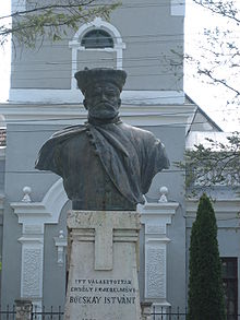 Bocskai István statue in Nyárádszereda.jpg