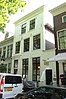 Huis, bestaande uit twee bouwlagen met de kap loodrecht op de straat