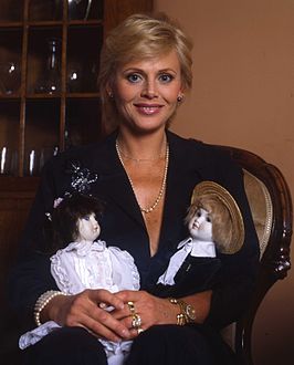 Britt Ekland in 1992 in haar huis in Chelsea, Londen