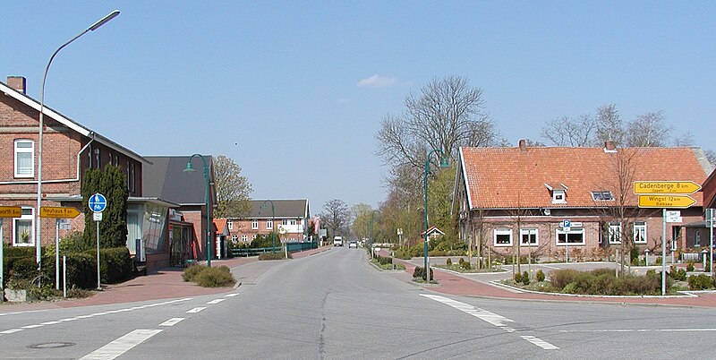 File:Buelkau -Dorfstrasse Richtung Norderende- 2005 by-RaBoe001.jpg