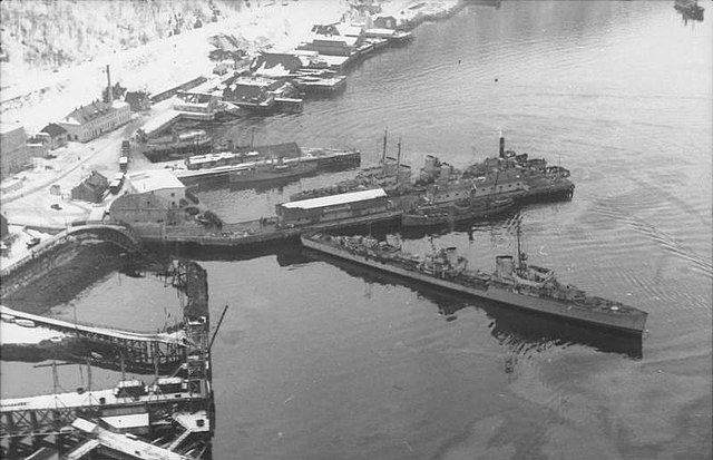 Z17 Diether von Roeder (front) at Narvik, the destroyer in the back is Z9 Wolfgang Zenker. The smaller vessels are captured Norwegian patrol boats.