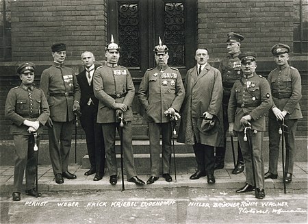 Bundesarchiv Bild 102-00344A, München, nach Hitler-Ludendorff Prozess.jpg