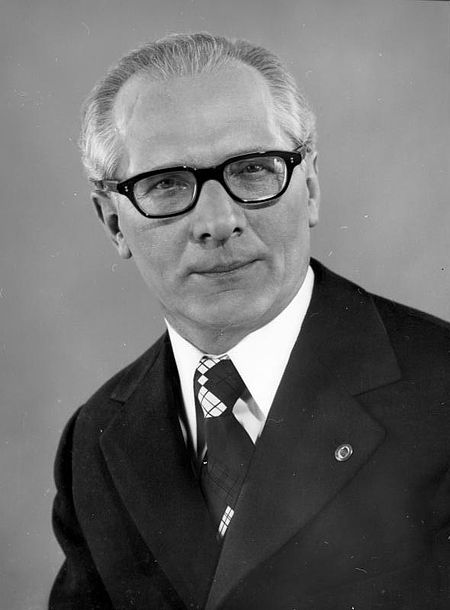 ไฟล์:Bundesarchiv Bild 183-R0518-182, Erich Honecker.jpg