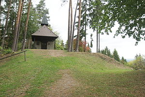 Burgstall Schlössl - Höchste Stelle des Burgstalls mit der Buchbergkapelle (Oktober 2012)