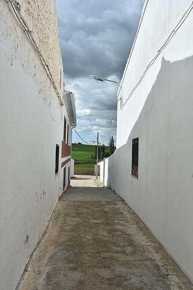 File:Calle Salida al Barrancón, Villarejo de Fuentes 02.jpg