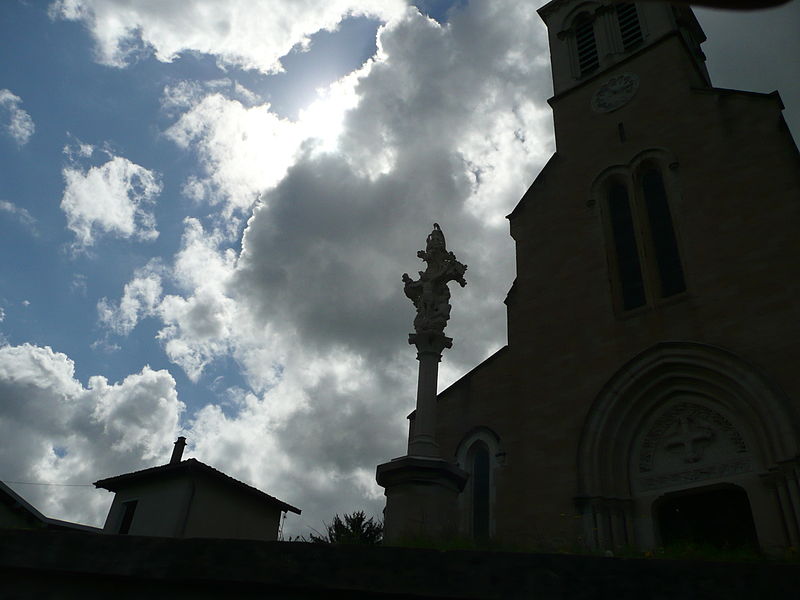 File:Calvaire et église de Mogneneins en silhouette.JPG