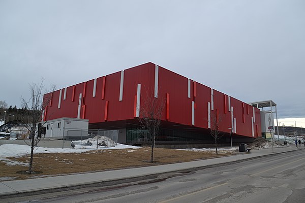 The building cantilevers 12 metres (39 ft) from the ground