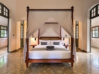 <span class="mw-page-title-main">Canopy bed</span> Decorative bed somewhat similar to a four-poster bed