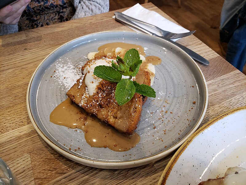 File:Caramel Hazelnut Banana Bread with Yoghurt - Moksha Caffè 2023-09-13.jpg