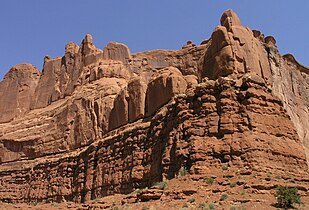 Carmel Formation below Entrada sandstone along Park Avenue