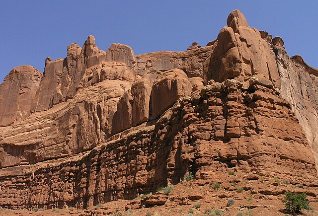 Entrada Sandstone conformably overlies the Carmel Formation, Park Avenue, Arches National Park