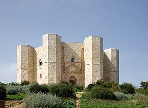 Octagonal castle with a tower on each of the eight corners.