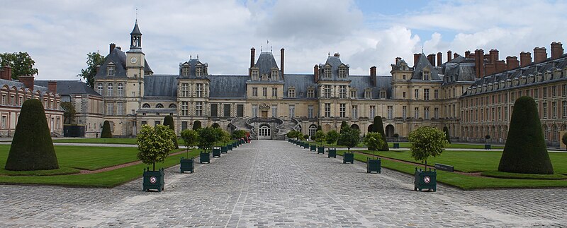 File:Château de Fontainebleau, 2013 (26) - Cour du Cheval blanc panoramique.jpg