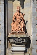 Statue en terre cuite de la Vierge installée en 1878 par Werner de Merode.