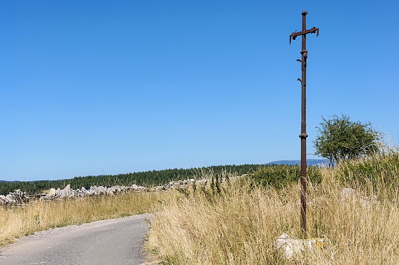 File:Champerboux croix fer route.jpg