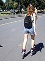 Chica patinando