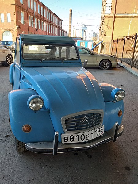 File:Citroën 2CV at the parking under Betancourt bridge (Wiki-walk in SPb, 2022-04-17) 02.jpg