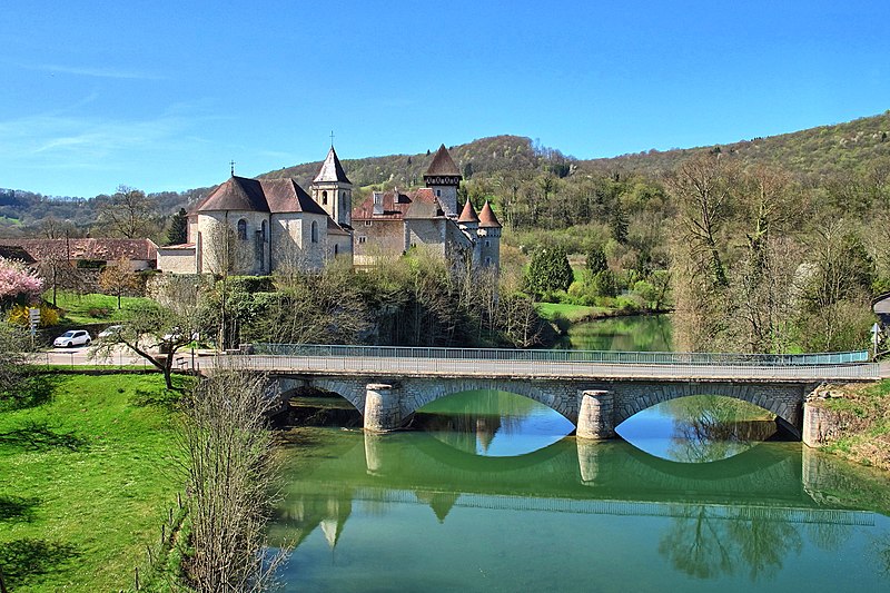 File:Cléron, le pont, le château et l'église.jpg