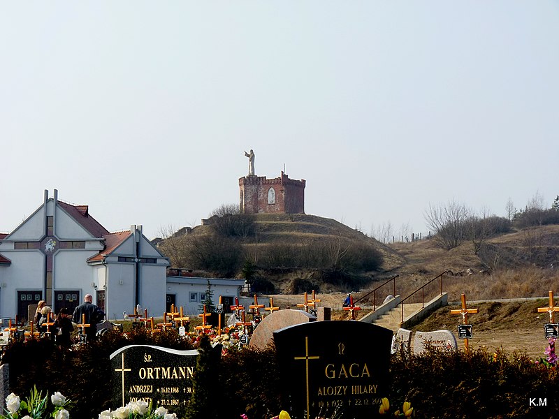 File:Cmentarz przy ulicy Bohaterów w Nakle nad Notecią a woddali figura Chrystusa. - panoramio.jpg