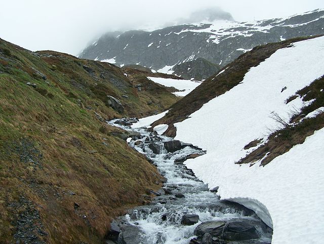 Fonte des neiges sur la route du col du Petit Saint-Bernard, côté français