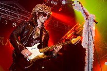 Блум выступает на фестивале Hanoi Rocks Ilosaarirock 2008
