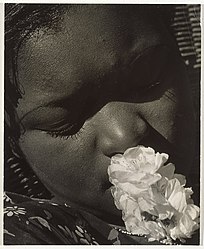 Consuelo Kanaga: Frances s květinou, počátek let 1930, Brooklyn Museum