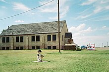 Eine große Kirche mit einem verfallenden Dach befindet sich fast allein in einer kleinen Stadt im Südwesten von Oklahoma.