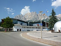 Cortina d’Ampezzo olympiastadioneineen sijaitsee Dolomiittien keskellä.