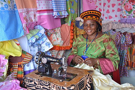 : Une couturière camerounaise dans son atelier. by User:Jmbabou