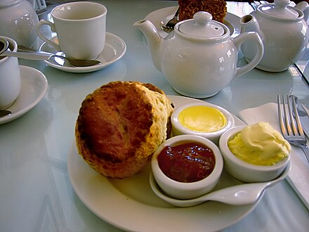 Cream tea. Чай со сливками Англия. Чай с кремом. Шотландская еда выпечка.