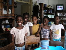 Crianças em São Tomé e Príncipe.jpg