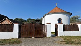 Crkva Svetog Luke u Kupinovu, ulazna kapija.jpg