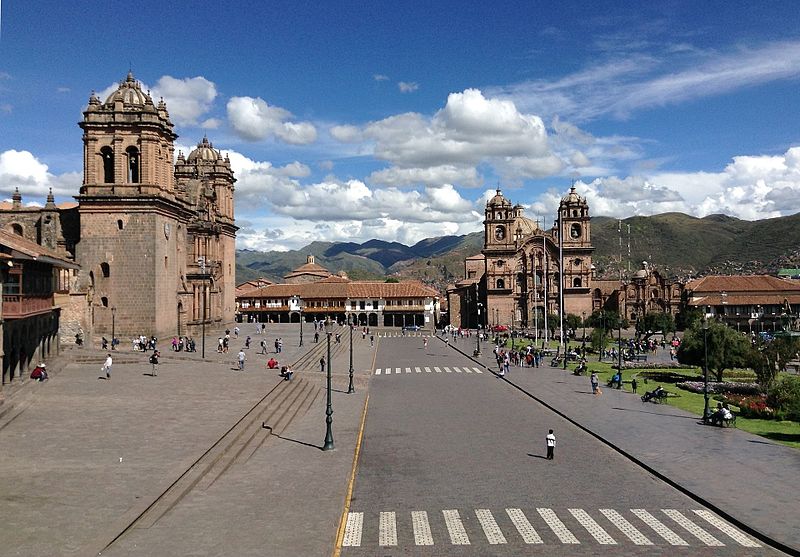 File:Cusco se Plaza de Armas, met Katedraal en La Compañía de Jesús, a.jpg