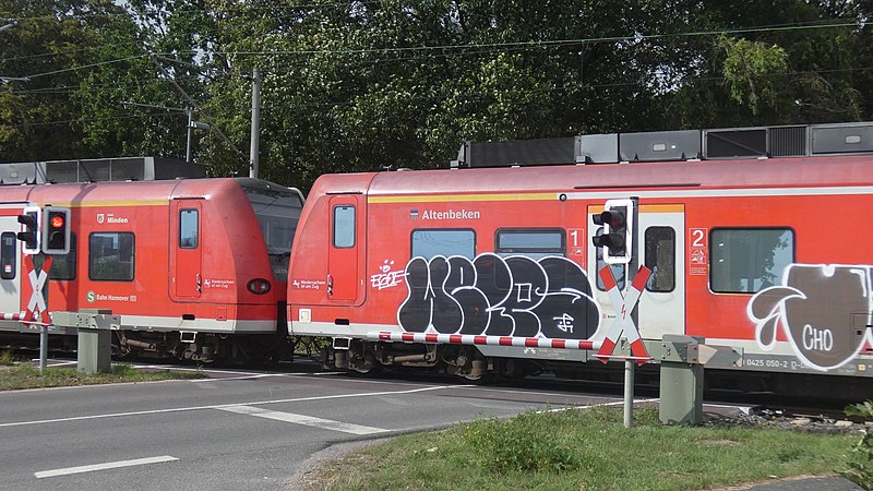 File:DB 425-050 S-Bahn Hannover.jpg