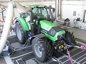 Leistungs- und Verbrauchsmessung eines Traktors auf dem DLG-Rollenprüfstand