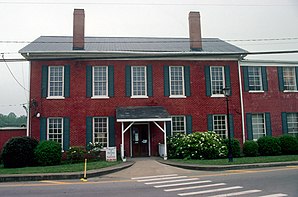 Dawson County Courthouse (2006). Das Courthouse wurde 1858 erbaut und hundert Jahre später baulich erweitert. Es fungiert nicht mehr als Gerichts- und Verwaltungsgebäude, das einige Blocks weit entfernt liegt. Im September 1980 wurde das Dawson County Courthouse als erstes Objekt im County in das NRHP eingetragen.[1]